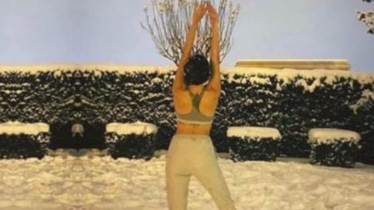 Instagram'dan spor sütyeniyle verdiği pozu paylaşan Hande Erçel, fotoğrafını hemen sildi