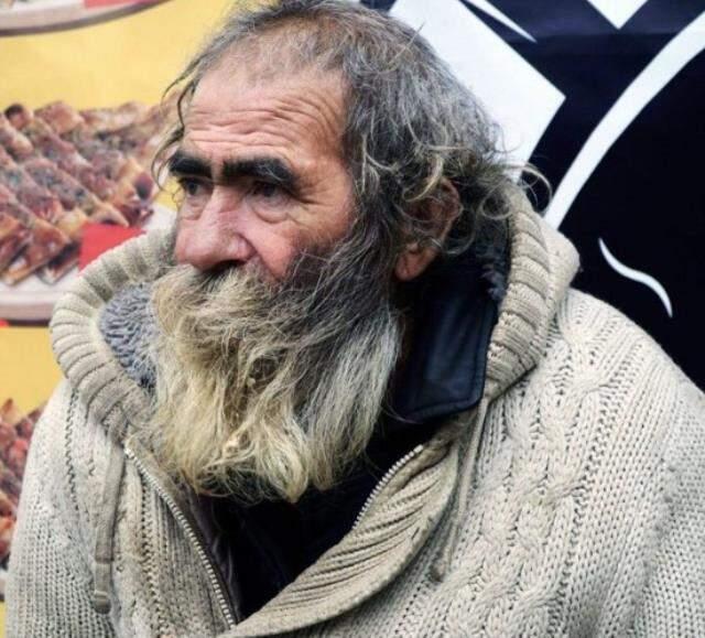 Kadıköy'de evsiz bir vatandaş sokakta donarak hayatını kaybetti