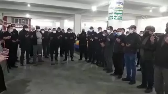 Kale'de semt pazarında dua geleneği devam ettiriliyor Kale'de semt pazarında dua geleneği devam ettiriliyor