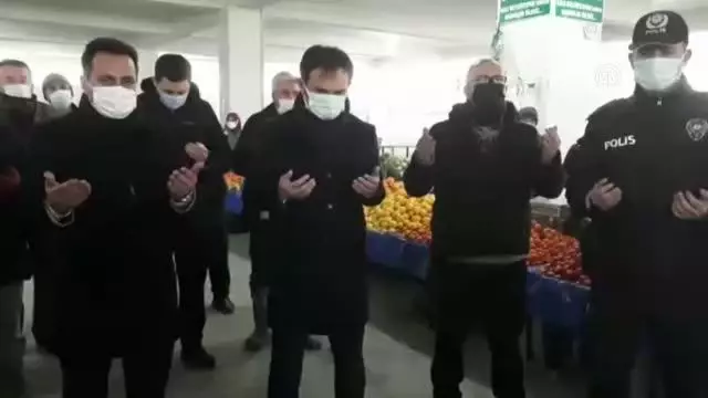 Kale'de semt pazarında dua geleneği devam ettiriliyor Kale'de semt pazarında dua geleneği devam ettiriliyor