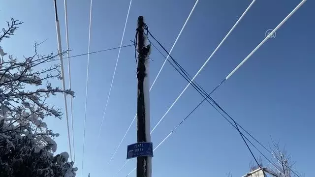 Son dakika gündem: Kar kütlesiyle ağırlaşan kabloların yüksek voltajından çıkan yangın ev ve iş yerlerine zarar verdi Son dakika gündem: Kar kütlesiyle ağırlaşan kabloların yüksek voltajından çıkan yangın ev ve iş yerlerine zarar verdi