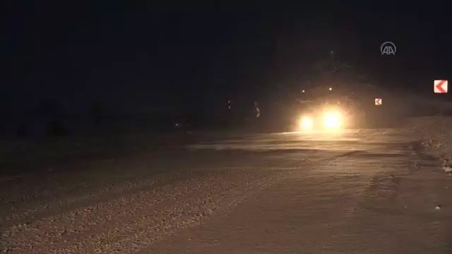 Kar ve tipi ulaşımda aksamalara yol açıyor Kar ve tipi ulaşımda aksamalara yol açıyor