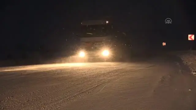 Kar ve tipi ulaşımda aksamalara yol açıyor Kar ve tipi ulaşımda aksamalara yol açıyor