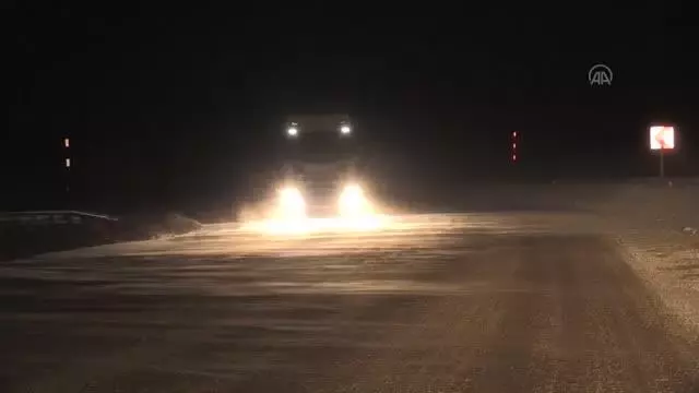 Kar ve tipi ulaşımda aksamalara yol açıyor Kar ve tipi ulaşımda aksamalara yol açıyor