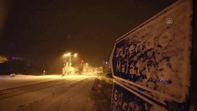 Kar yağışı ulaşımı aksattı Kar yağışı ulaşımı aksattı