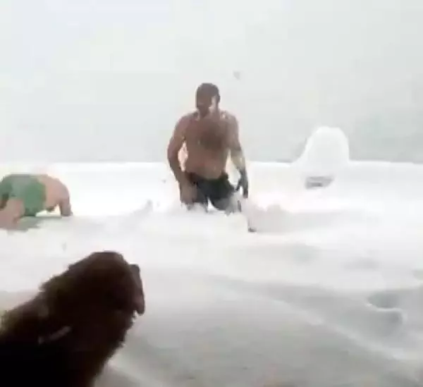 Soğuk havaya aldırış etmeyen iki kafadar, karın keyfini güreş tutarak çıkardı Soğuk havaya aldırış etmeyen iki kafadar, karın keyfini güreş tutarak çıkardı