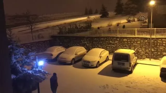 Kent merkezine mevsimin ilk karı düştü Kent merkezine mevsimin ilk karı düştü