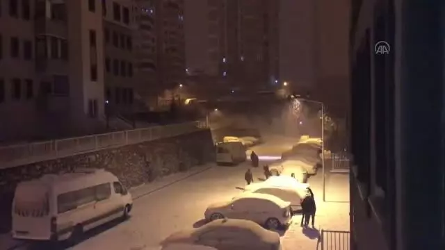 Kent merkezine mevsimin ilk karı düştü Kent merkezine mevsimin ilk karı düştü