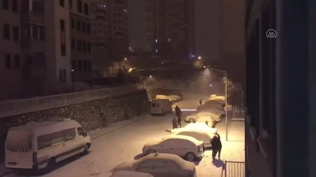 Kent merkezine mevsimin ilk karı düştü Kent merkezine mevsimin ilk karı düştü