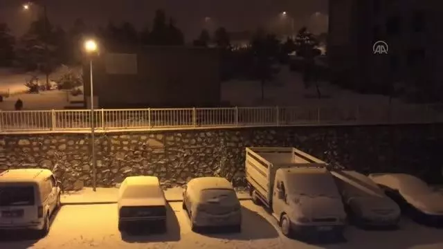 Kent merkezine mevsimin ilk karı düştü Kent merkezine mevsimin ilk karı düştü