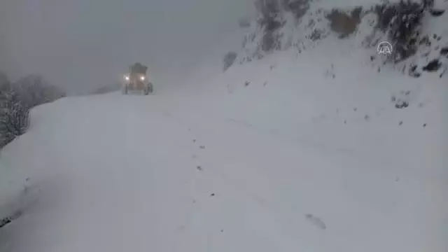 Köy yollarında zorlu yol açma mesaisi Köy yollarında zorlu yol açma mesaisi