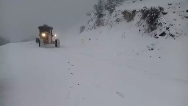 Köy yollarında zorlu yol açma mesaisi Köy yollarında zorlu yol açma mesaisi