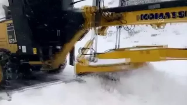 Köy yollarında zorlu yol açma mesaisi Köy yollarında zorlu yol açma mesaisi