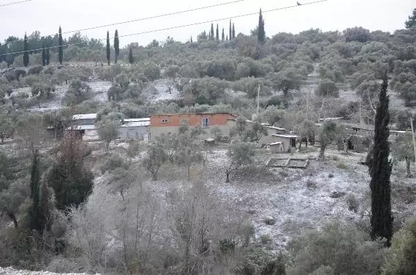 Kuşadası'na 6 yıl sonra kar yağdı Kuşadası'na 6 yıl sonra kar yağdı
