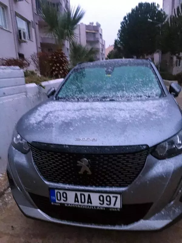 Kuşadası'na 6 yıl sonra kar yağdı Kuşadası'na 6 yıl sonra kar yağdı