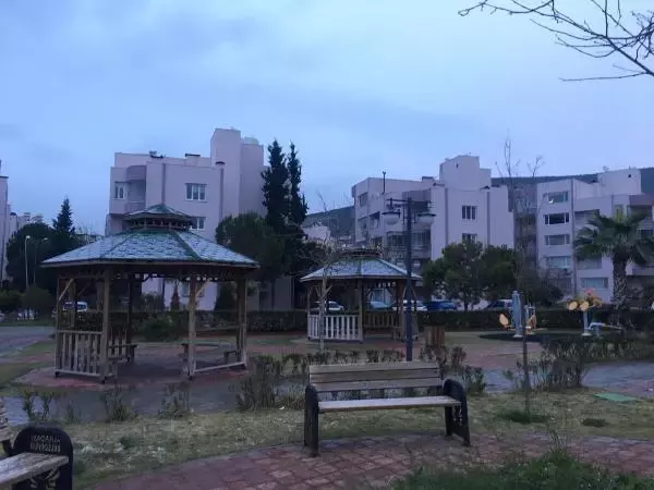 Kuşadası'na 6 yıl sonra kar yağdı Kuşadası'na 6 yıl sonra kar yağdı