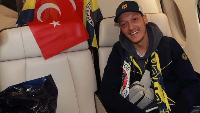 Mesut Özil shared his photo with Fenerbahçe jersey with the message 'Past and future'