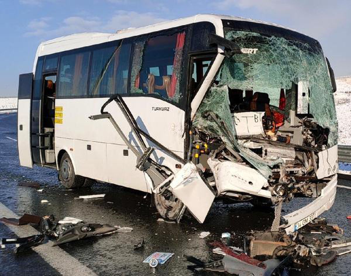 Midibüs TIR'a çarptı: 10 yaralı