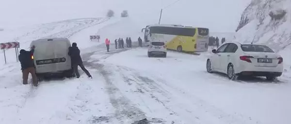 Muş'ta kayan otobüs yolu kapattı, 30 araç mahsur kaldı Muş'ta kayan otobüs yolu kapattı, 30 araç mahsur kaldı