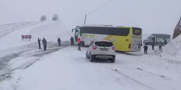 Muş'ta kayan otobüs yolu kapattı, 30 araç mahsur kaldı Muş'ta kayan otobüs yolu kapattı, 30 araç mahsur kaldı
