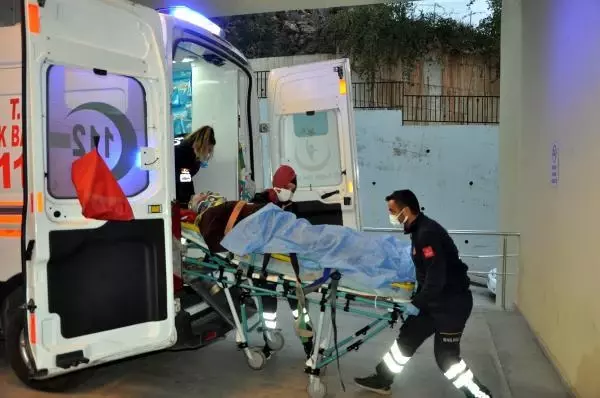 Muz yüklü kamyonet 20 metrelik uçurumdan yuvarlandı: 3 yaralı Muz yüklü kamyonet 20 metrelik uçurumdan yuvarlandı: 3 yaralı