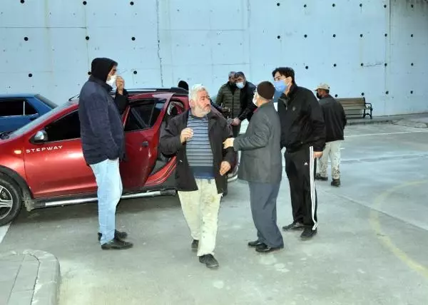 Muz yüklü kamyonet 20 metrelik uçurumdan yuvarlandı: 3 yaralı Muz yüklü kamyonet 20 metrelik uçurumdan yuvarlandı: 3 yaralı