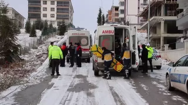 Otomobilin devrilmesi sonucu hamile kadın ile eşi yaralandı Otomobilin devrilmesi sonucu hamile kadın ile eşi yaralandı