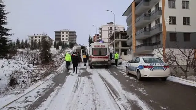 Otomobilin devrilmesi sonucu hamile kadın ile eşi yaralandı Otomobilin devrilmesi sonucu hamile kadın ile eşi yaralandı