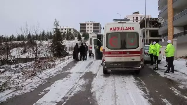 Otomobilin devrilmesi sonucu hamile kadın ile eşi yaralandı Otomobilin devrilmesi sonucu hamile kadın ile eşi yaralandı