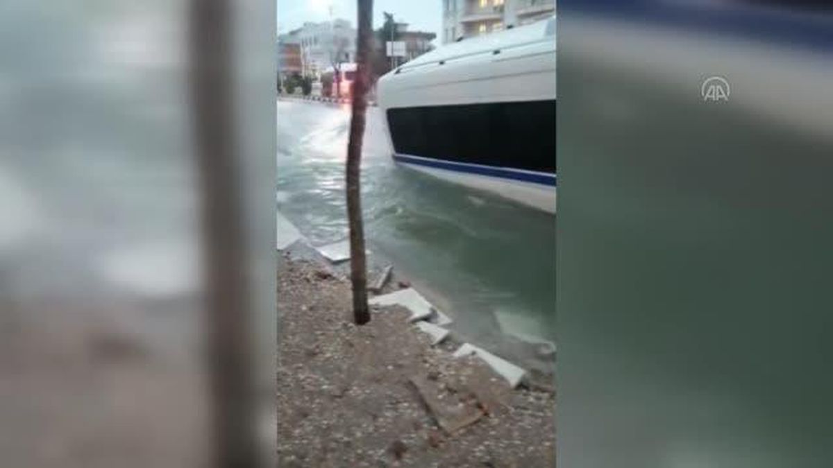 Park halindeki minibüs asfalt yol çökünce çukura düştü