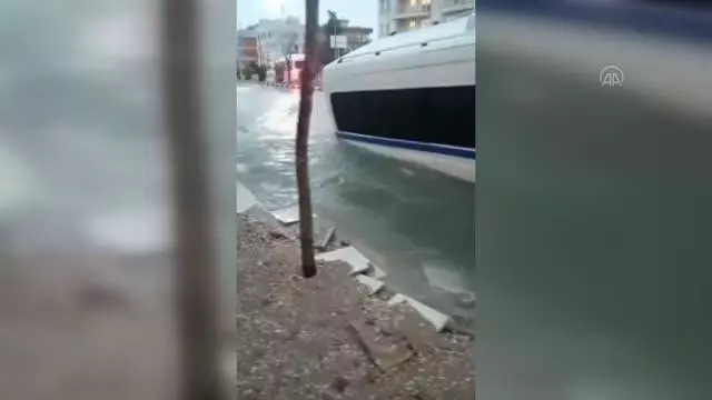 Park halindeki minibüs asfalt yol çökünce çukura düştü Park halindeki minibüs asfalt yol çökünce çukura düştü