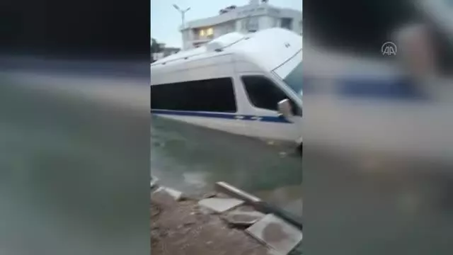 Park halindeki minibüs asfalt yol çökünce çukura düştü Park halindeki minibüs asfalt yol çökünce çukura düştü