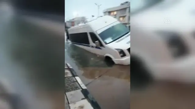 Park halindeki minibüs asfalt yol çökünce çukura düştü Park halindeki minibüs asfalt yol çökünce çukura düştü