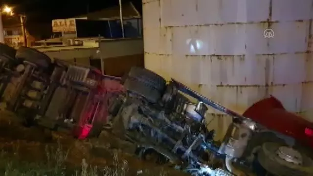 Şarampole devrilen kamyonun sürücüsü yaralandı Şarampole devrilen kamyonun sürücüsü yaralandı