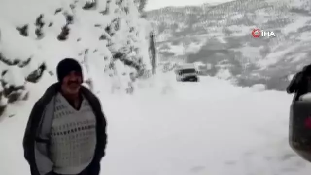 Siirt'te karda mahsur kalan yolcu minibüsü kurtarıldı Siirt'te karda mahsur kalan yolcu minibüsü kurtarıldı