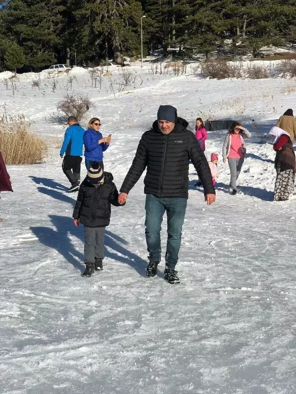 Son dakika haber... Simav'da soğuk hava gölü dondurdu Son dakika haber... Simav'da soğuk hava gölü dondurdu