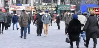 Sivas'ta kısıtlamadan çıkanlar, soğuğa aldırış etmedi