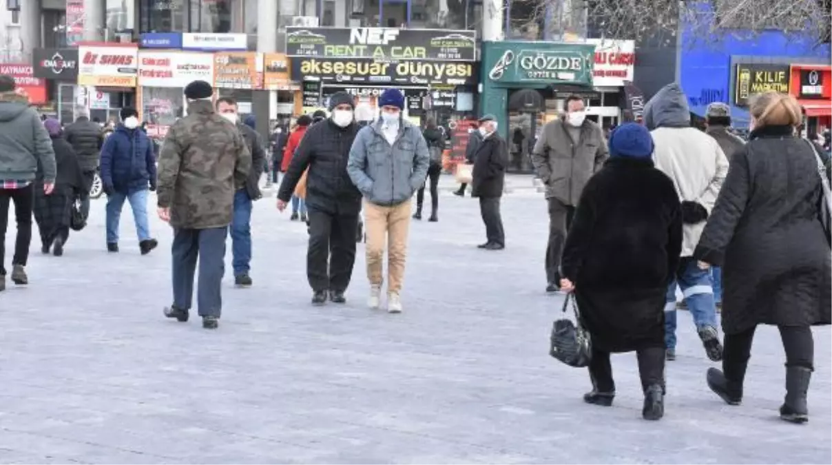 Sivas'ta kısıtlamadan çıkanlar, soğuğa aldırış etmedi