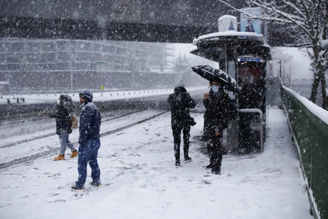 Son dakika! AKOM'dan İstanbul için kar uyarısı: Yağış ilerleyen saatlerde yer yer kuvvetli şekilde etkili olacak