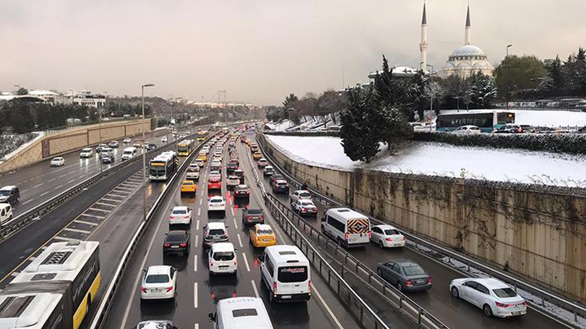 Son dakika! İstanbul'da yeniden başlayan kar ve buzlanma nedeniyle trafik yoğunluğu yüzde 85'i buldu