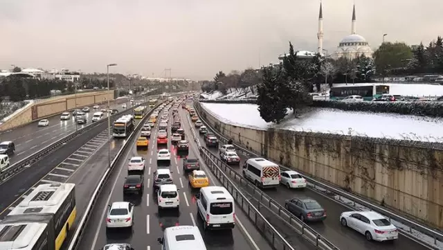 Son dakika! İstanbul'da yeniden başlayan kar ve buzlanma nedeniyle trafik yoğunluğu yüzde 85'i buldu Son dakika! İstanbul'da yeniden başlayan kar ve buzlanma nedeniyle trafik yoğunluğu yüzde 85'i buldu