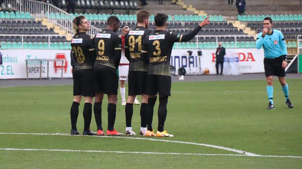 Stachowiak'a alacakları ödenmediği gerekçesiyle Denizlispor'a transfer yasağı geldi