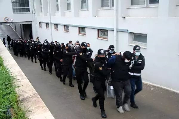 Suç örgütü lideri, cinayeti üstlenmesi için tehdit ettiği gencin evine 'kan davalısı' yazmış Suç örgütü lideri, cinayeti üstlenmesi için tehdit ettiği gencin evine 'kan davalısı' yazmış