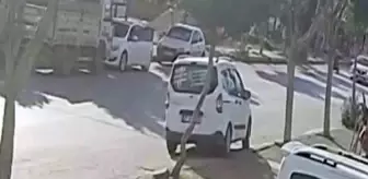 El freni çekilmeyen araç, park halindeki araçlara çarptı