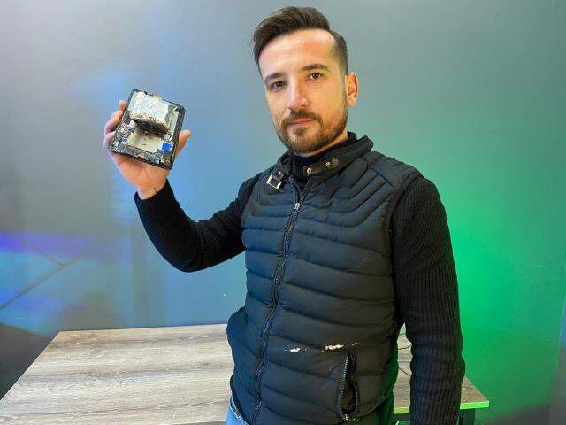 Tamircinin elindeki tablet bomba gibi patladı, şoke eden anlar kameraya yansıdı