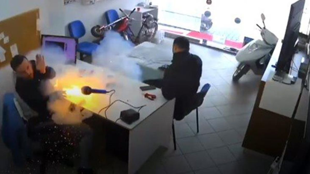 Tamircinin elindeki tablet bomba gibi patladı, şoke eden anlar kameraya yansıdı