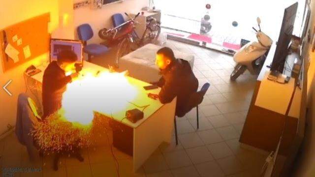 Tamircinin elindeki tablet bomba gibi patladı, şoke eden anlar kameraya yansıdı