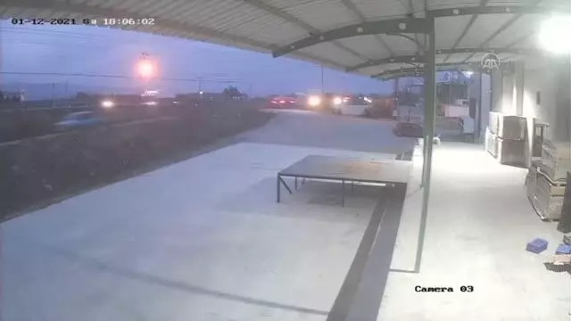 Trafik kazası güvenlik kameralarına yansıdı Trafik kazası güvenlik kameralarına yansıdı