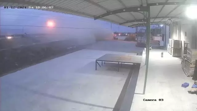 Trafik kazası güvenlik kameralarına yansıdı Trafik kazası güvenlik kameralarına yansıdı