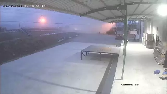 Trafik kazası güvenlik kameralarına yansıdı Trafik kazası güvenlik kameralarına yansıdı